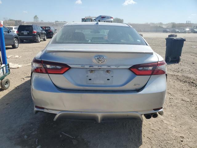 4T1G11AKXMU561057 - 2021 TOYOTA CAMRY SE 银色 照片 6
