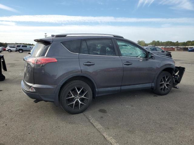 2T3JFREV0HW584922 - 2017 TOYOTA RAV4 SE Gris foto 3