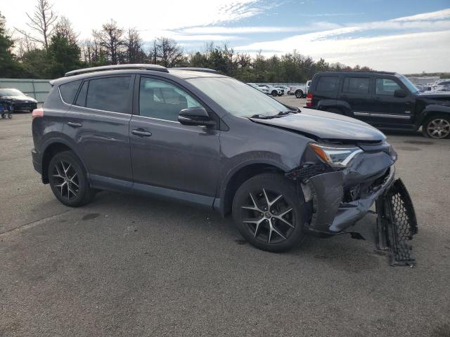 2T3JFREV0HW584922 - 2017 TOYOTA RAV4 SE Gris foto 4