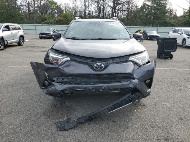 2T3JFREV0HW584922 - 2017 TOYOTA RAV4 SE Gris foto 5