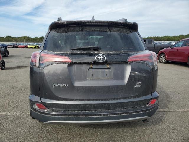 2T3JFREV0HW584922 - 2017 TOYOTA RAV4 SE Gris foto 6