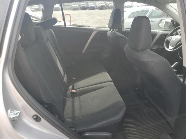 2T3BFREV0HW604266 - 2017 TOYOTA RAV4 LE 银色 照片 11