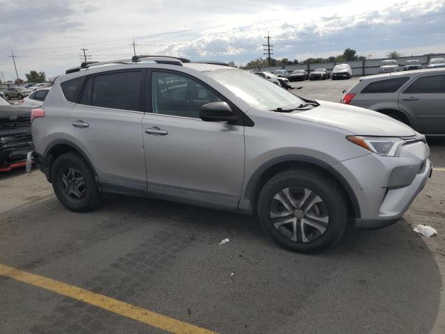 2T3BFREV0HW604266 - 2017 TOYOTA RAV4 LE 银色 照片 4