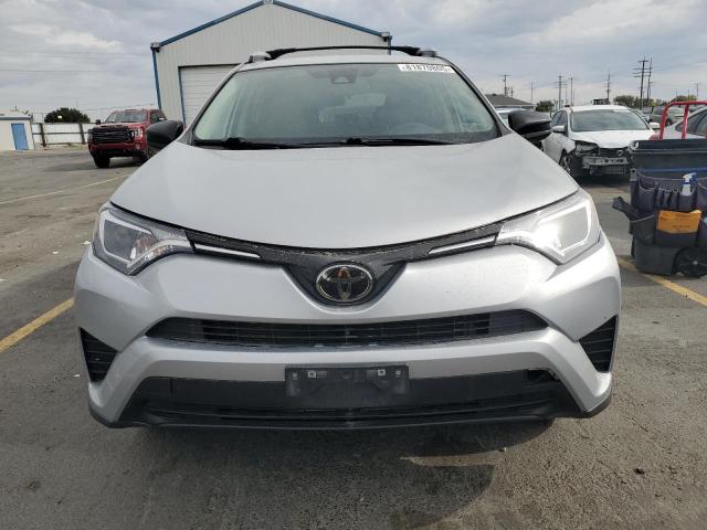 2T3BFREV0HW604266 - 2017 TOYOTA RAV4 LE 银色 照片 5