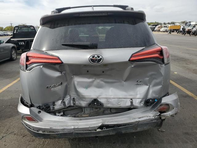 2T3BFREV0HW604266 - 2017 TOYOTA RAV4 LE 银色 照片 6