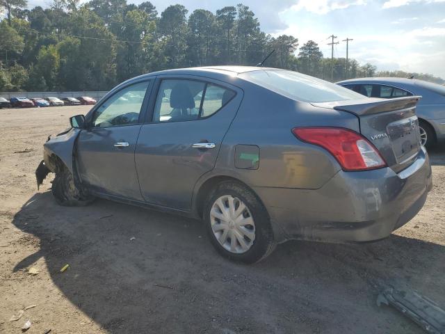 3N1CN7AP7GL823320 - 2016 NISSAN VERSA S Gris foto 2