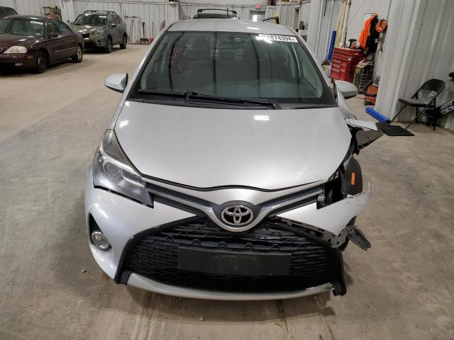 VNKKTUD39FA028286 - 2015 TOYOTA YARIS SILVER photo 5