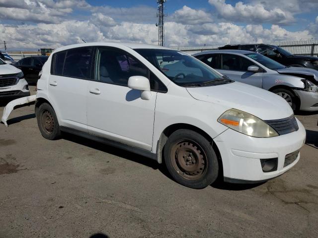 3N1BC13EX7L370398 - 2007 NISSAN VERSA S WHITE photo 4