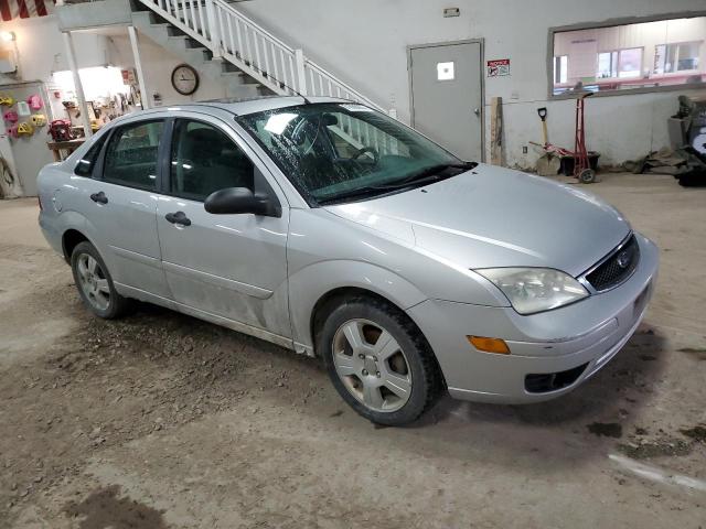 1FAHP34N26W149656 - 2006 FORD FOCUS ZX4 SILVER photo 4