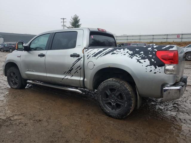 5TBDV541X8S507864 - 2008 TOYOTA TUNDRA CREWMAX SILVER photo 2