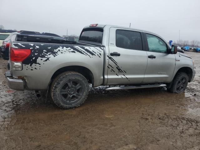 5TBDV541X8S507864 - 2008 TOYOTA TUNDRA CREWMAX SILVER photo 3