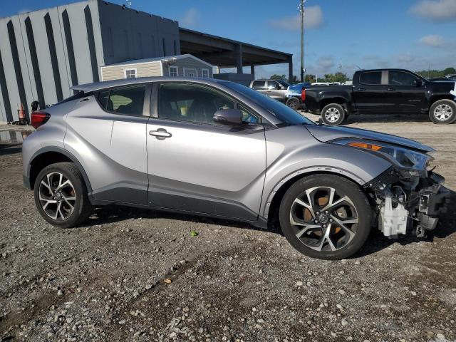 JTNKHMBXXJ1004292 - 2018 TOYOTA C-HR XLE Արծաթագույն լուսանկար 4