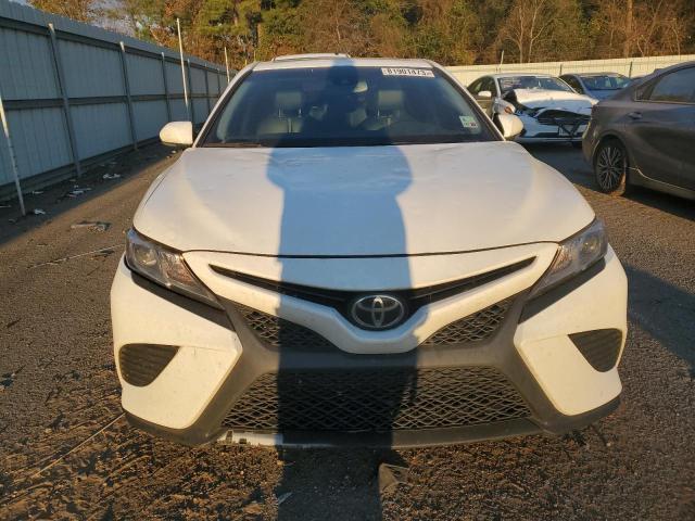 4T1B11HK8JU077674 - 2018 TOYOTA CAMRY L WHITE photo 5