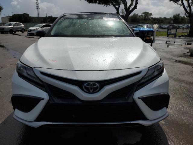 4T1K61AK9NU072887 - 2022 TOYOTA CAMRY XSE WHITE photo 5