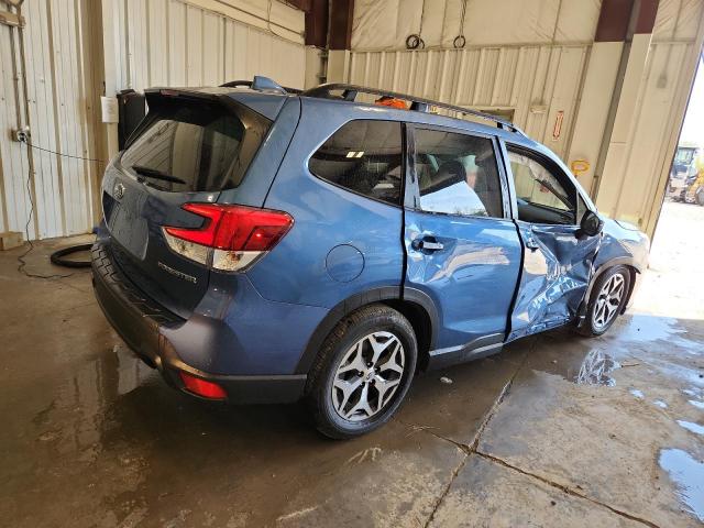 JF2SKAEC3NH458329 - 2022 SUBARU FORESTER PREMIUM BLUE photo 3