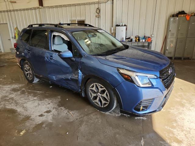 JF2SKAEC3NH458329 - 2022 SUBARU FORESTER PREMIUM BLUE photo 4