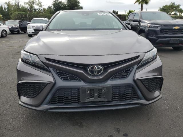 4T1G11AKXMU481953 - 2021 TOYOTA CAMRY SE 石墨色 照片 5