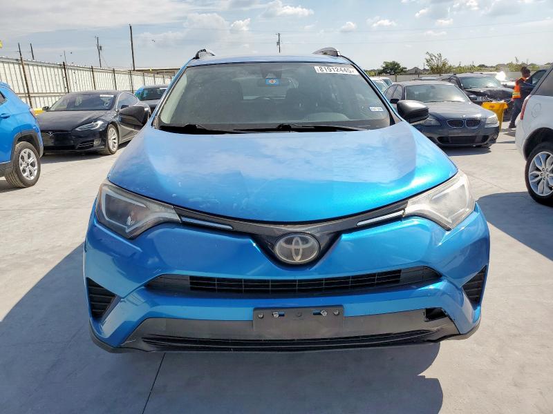 JTMZFREV8JJ158094 - 2018 TOYOTA RAV4 LE BLUE photo 5