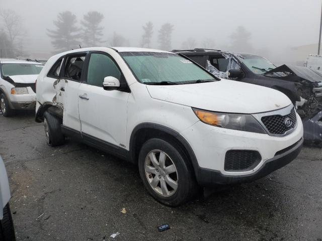 5XYKTCA66DG376819 - 2013 KIA SORENTO LX WHITE photo 4