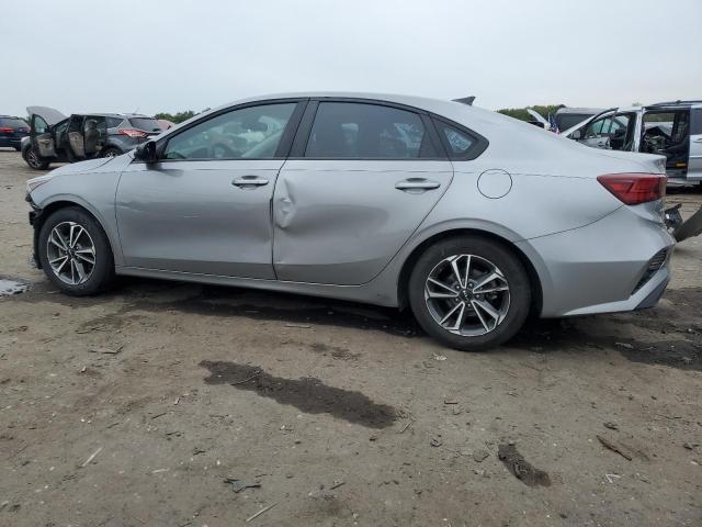 3KPF24AD3NE424512 - 2022 KIA FORTE FE GRAY photo 2
