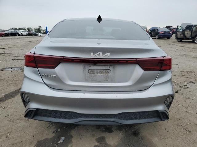 3KPF24AD3NE424512 - 2022 KIA FORTE FE GRAY photo 6