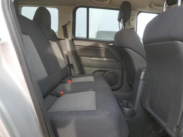 1J4NF2GB8AD507014 - 2010 JEEP PATRIOT SPORT 银色 照片 11