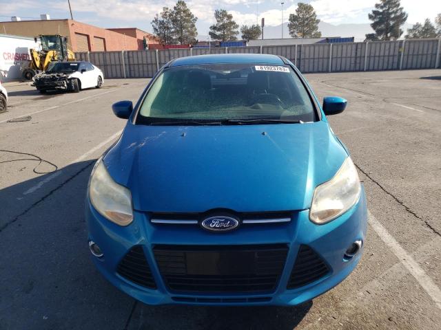 1FAHP3F27CL381153 - 2012 FORD FOCUS SE BLUE photo 5