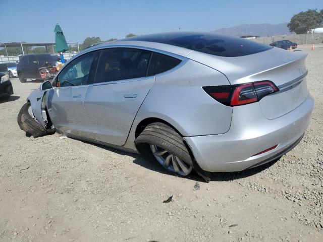 5YJ3E1EA3JF061061 - 2018 TESLA MODEL 3 银色 照片 2