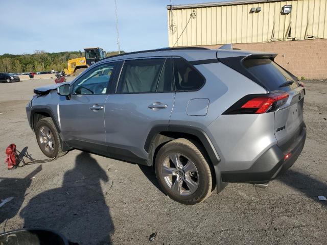 2T3P1RFV3PC329477 - 2023 TOYOTA RAV4 XLE فضي صورة 2