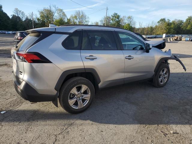 2T3P1RFV3PC329477 - 2023 TOYOTA RAV4 XLE فضي صورة 3