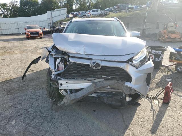 2T3P1RFV3PC329477 - 2023 TOYOTA RAV4 XLE فضي صورة 5