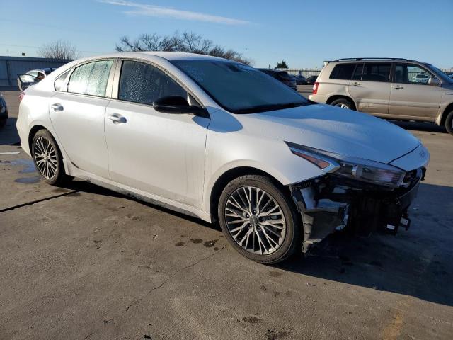 3KPF54AD4PE587907 - 2023 KIA FORTE GT LINE WHITE photo 4