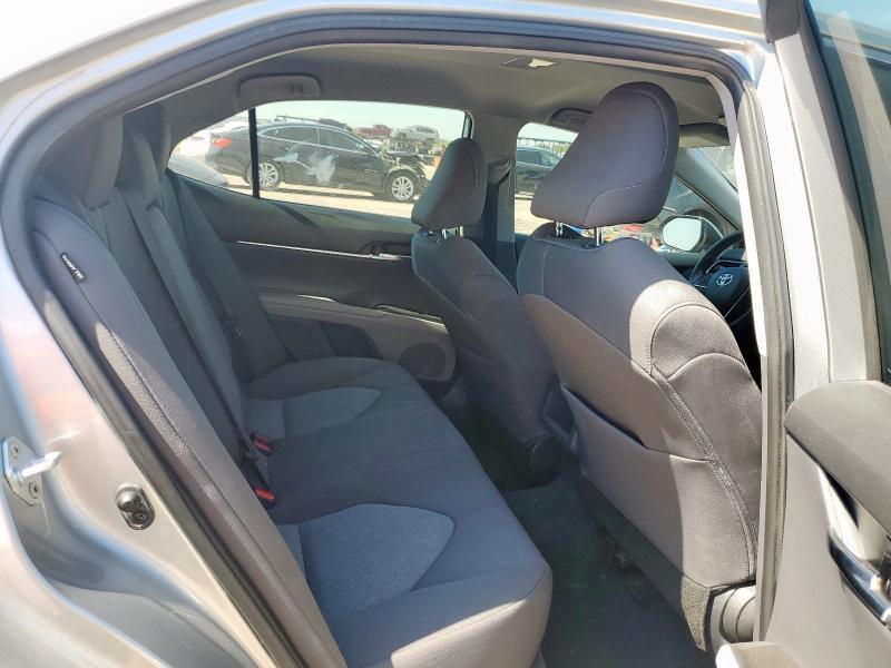 4T1R11AK0NU058731 - 2022 TOYOTA CAMRY LE 银色 照片 10