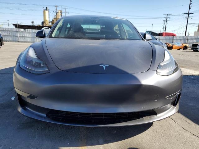 5YJ3E1EAXNF107555 - 2022 TESLA MODEL 3 Szary zdjęcie 5