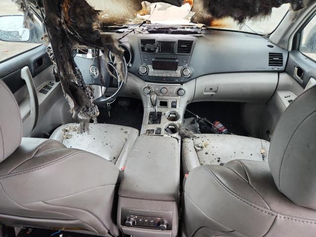 5TDBK3EH7BS067083 - 2011 TOYOTA HIGHLANDER BASE Күміс фото 8