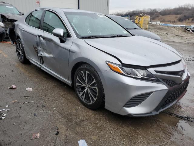 4T1B11HK7JU677487 - 2018 TOYOTA CAMRY L SILVER photo 4