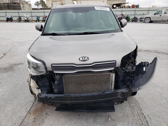 KNDJN2A20J7582031 - 2018 KIA SOUL SILVER photo 5