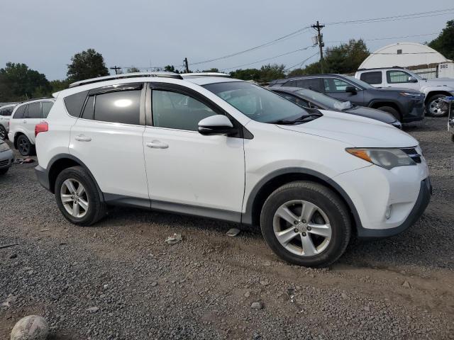 2T3RFREVXDW096977 - 2013 TOYOTA RAV4 XLE Blanc photo 4