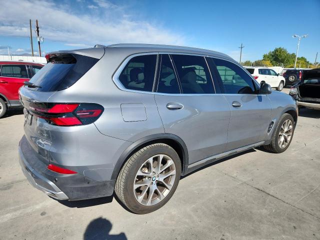 5UX23EU07R9V45952 - 2024 BMW X5 XDRIVE40I GRAY photo 3