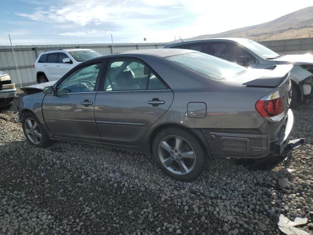 4T1BA30K65U060708 - 2005 TOYOTA CAMRY SE GRAY photo 2