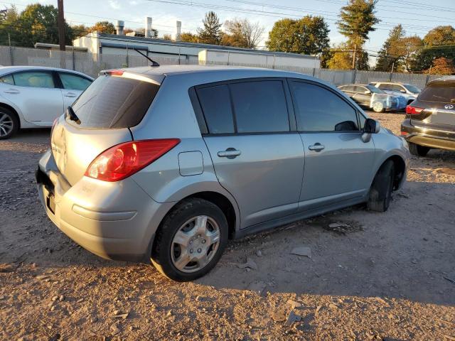 3N1BC13E89L395576 - 2009 NISSAN VERSA S ვერცხლისფერი ფოტო 3