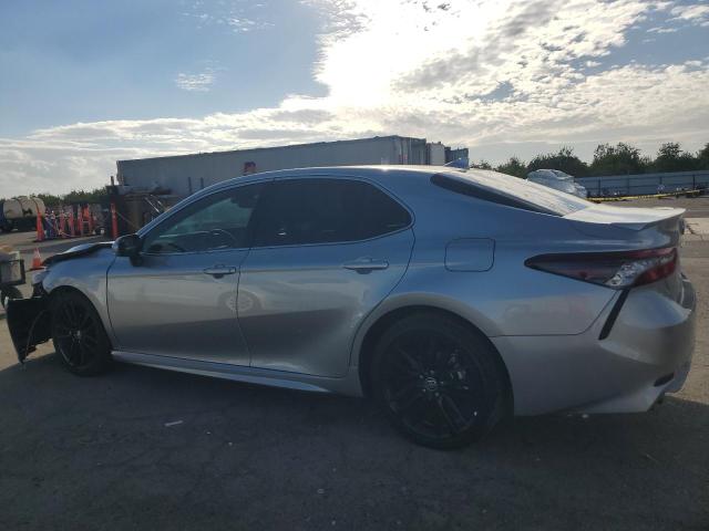 4T1K31AK1NU585687 - 2022 TOYOTA CAMRY XSE SILVER photo 2