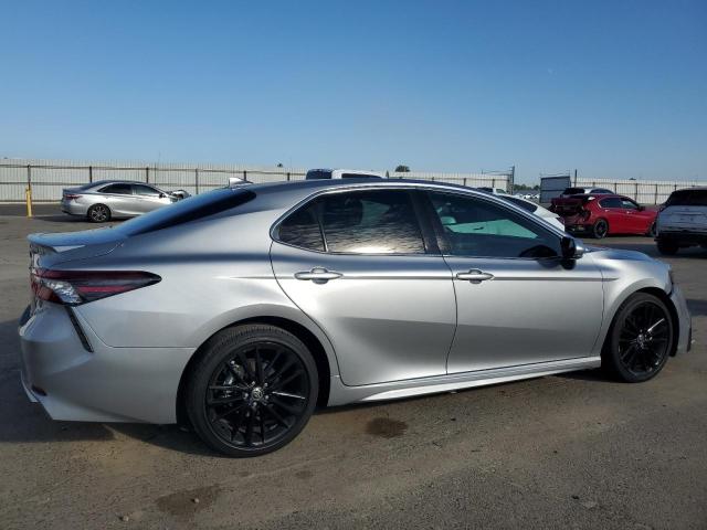 4T1K31AK1NU585687 - 2022 TOYOTA CAMRY XSE SILVER photo 3