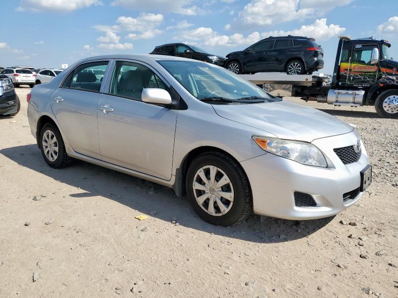 1NXBU4EE8AZ308502 - 2010 TOYOTA COROLLA BASE Сріблястий фото 4