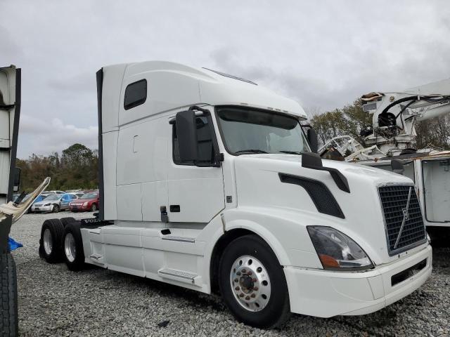 4V4NC9EG7HN983334 - 2017 VOLVO VNL64T670 VNL WHITE photo 1