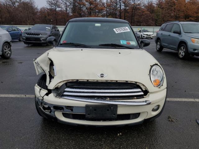 WMWMF3C58ATZ66747 - 2010 MINI COOPER WHITE photo 5