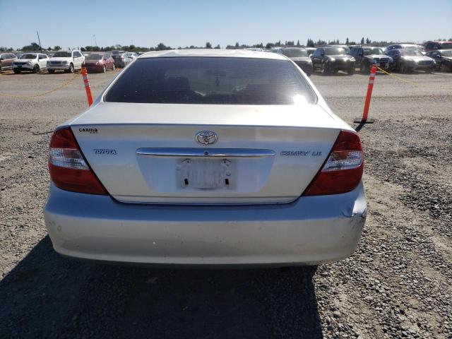 JTDBE32K820095405 - 2002 TOYOTA CAMRY LE ვერცხლისფერი ფოტო 6
