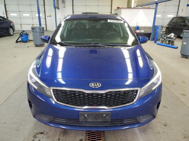 3KPFK4A71JE176121 - 2018 KIA FORTE LX BLUE photo 5