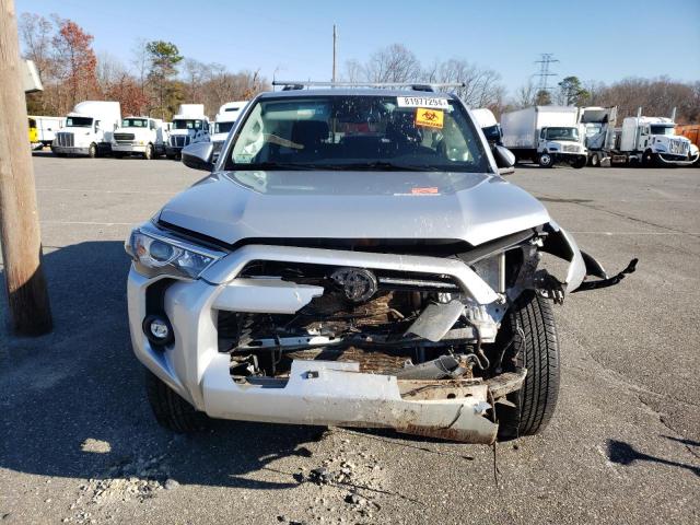 JTEMU5JR7M5906098 - 2021 TOYOTA 4RUNNER SR5/SR5 PREMIUM فضي صورة 5