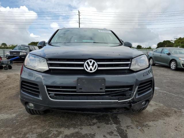 WVGEF9BP2DD004354 - 2013 VOLKSWAGEN TOUAREG V6 GRAY photo 5